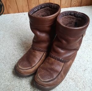 Manitobah Mukluks brown, size 8